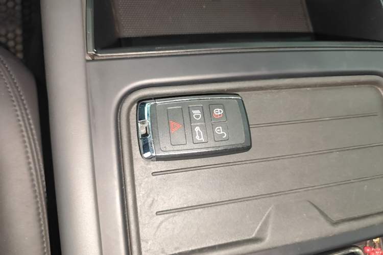Used Land Rover Defender 2024 110 3.0T P400 Dark Edition Vehicle Key