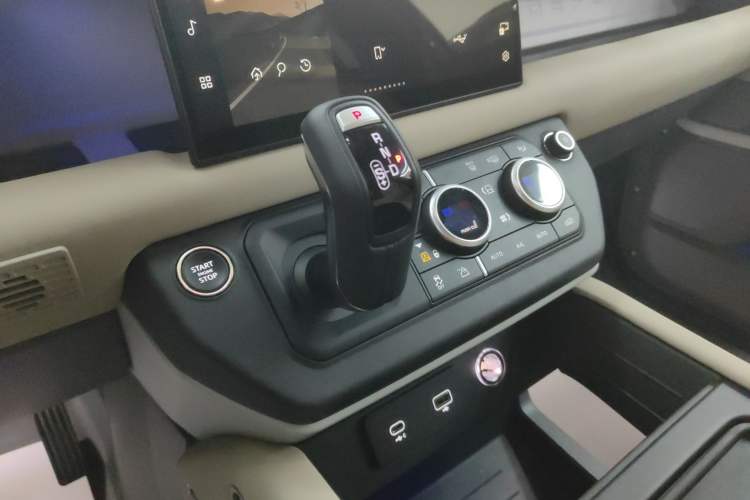 Used Land Rover Defender 2024 90 3.0T P400 HSE Gear Lever
