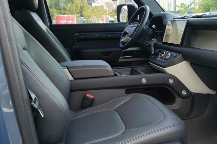 Used Land Rover Defender 2024 90 3.0T P400 HSE Interior 10