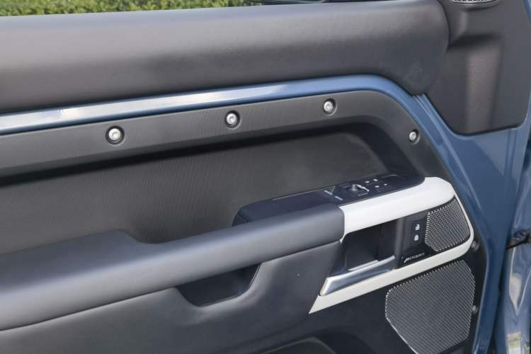 Used Land Rover Defender 2024 90 3.0T P400 HSE Interior 11