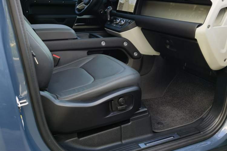 Used Land Rover Defender 2024 90 3.0T P400 HSE Interior 9