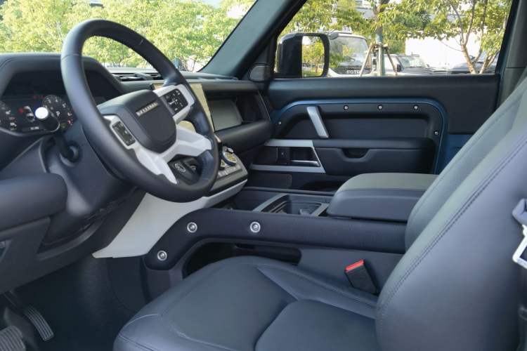 Used Land Rover Defender 2024 90 3.0T P400 HSE Left Front Seat