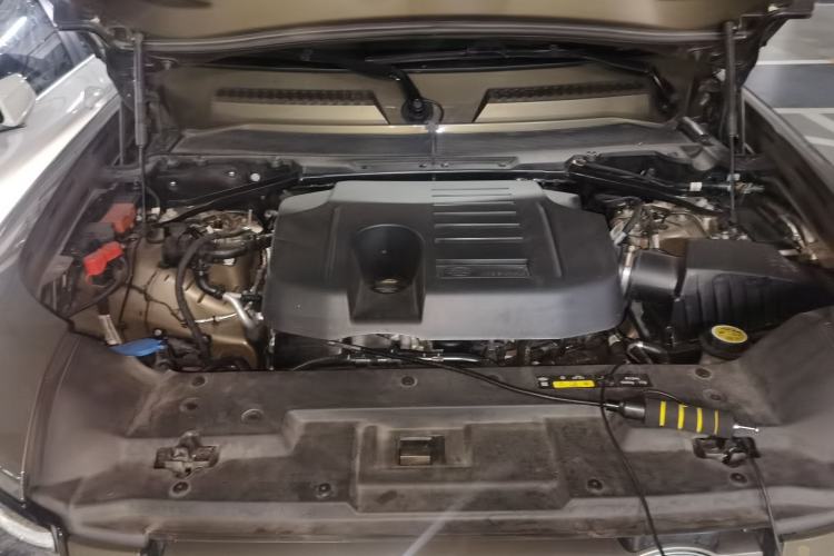 Used Land Rover Defender 2024 110 3.0T P400 X-DYNAMIC HSE Engine Bay