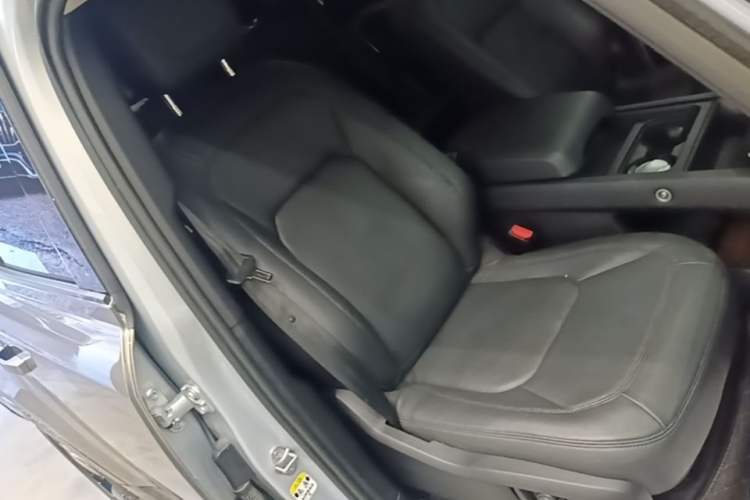 Used Land Rover Defender 2024 110 3.0T P400 XS Right Front Seat