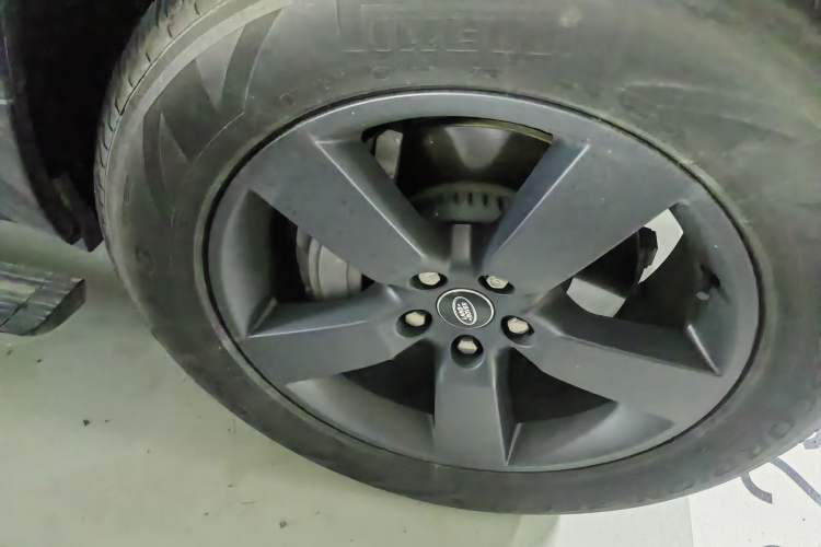 Used Land Rover Defender 2024 110 3.0T P400 X-DYNAMIC HSE Right Front Wheel Hub