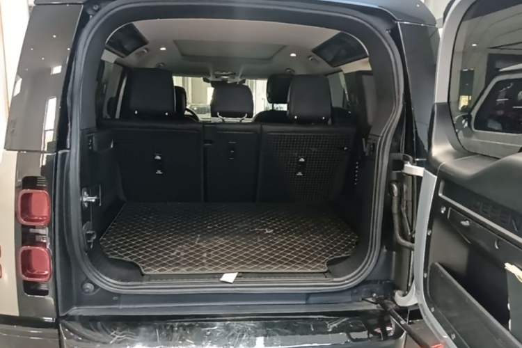 Used Land Rover Defender 2024 110 3.0T P400 XS Trunk