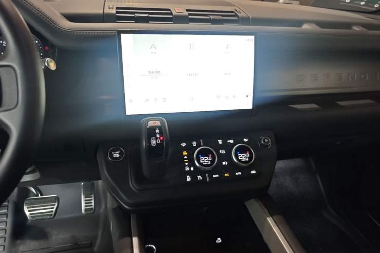 Used Land Rover Defender 2024 110 3.0T P400 X-DYNAMIC HSE Audio And AC Panel