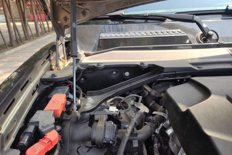 Used Land Rover Defender 2024 110 3.0T P400 X-DYNAMIC HSE Engine Bay Right