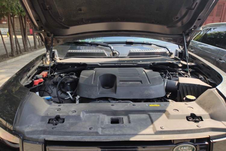 Used Land Rover Defender 2024 110 3.0T P400 X-DYNAMIC HSE Engine Bay