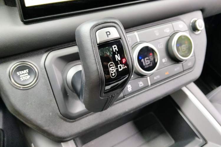 Used Land Rover Defender 2024 110 3.0T P400 X-DYNAMIC HSE Gear Lever
