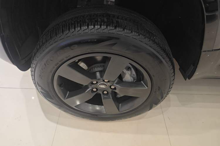 Used Land Rover Defender 2024 110 3.0T P400 X-DYNAMIC HSE Left Front Wheel Hub