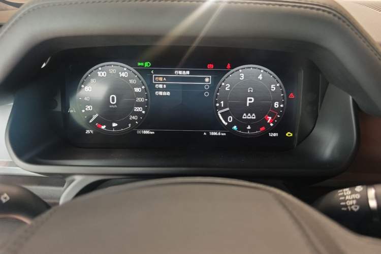 Used Land Rover Defender 2024 110 3.0T P400 X-DYNAMIC HSE Odometer Close Up
