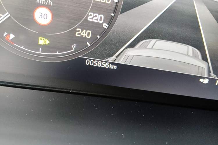 Used Land Rover Defender 2024 110 3.0T P400 X-DYNAMIC HSE Odometer Close Up