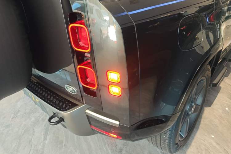 Used Land Rover Defender 2024 110 3.0T P400 X-DYNAMIC HSE Right Rear Taillight