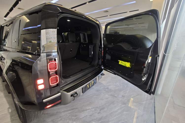 Used Land Rover Defender 2024 110 3.0T P400 X-DYNAMIC HSE Trunk