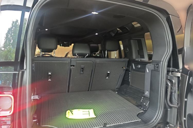 Used Land Rover Defender 2024 110 3.0T P400 X-DYNAMIC HSE Trunk