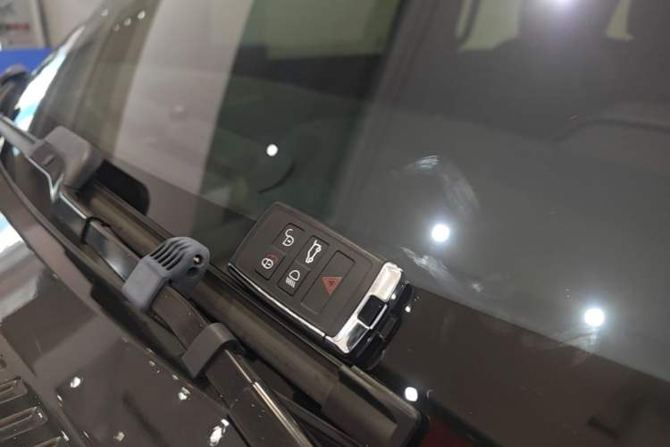 Used Land Rover Defender 2024 110 3.0T P400 X-DYNAMIC HSE Vehicle Key