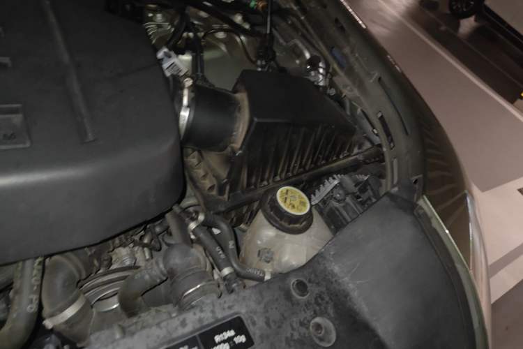 Used Land Rover Defender 2024 110 3.0T P400 X-DYNAMIC HSE Engine Bay Left
