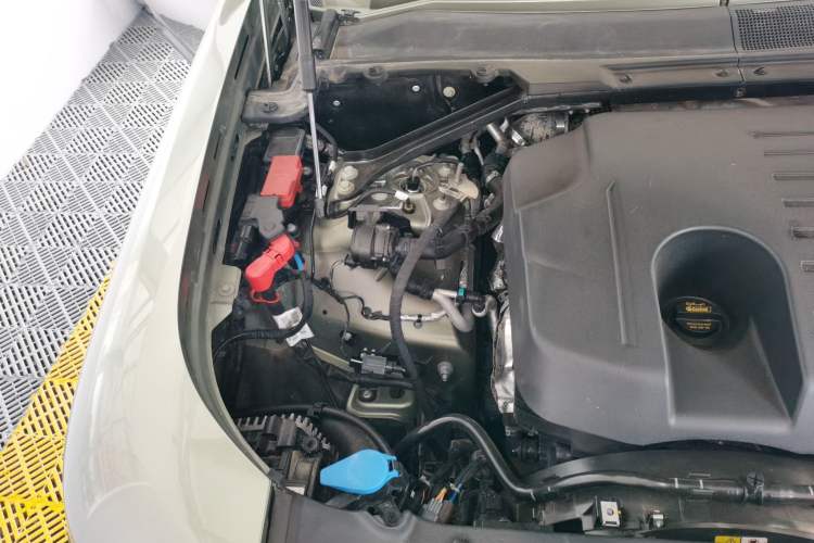 Used Land Rover Defender 2024 90 3.0T P400 HSE Engine Bay Right