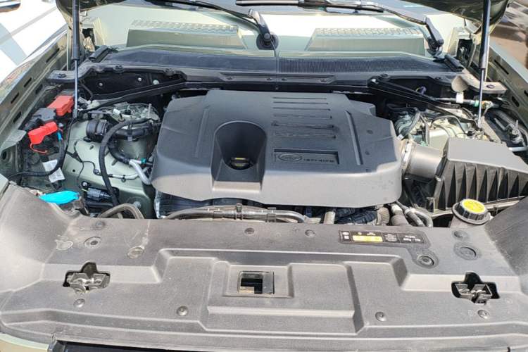Used Land Rover Defender 2024 90 3.0T P400 HSE Engine Bay