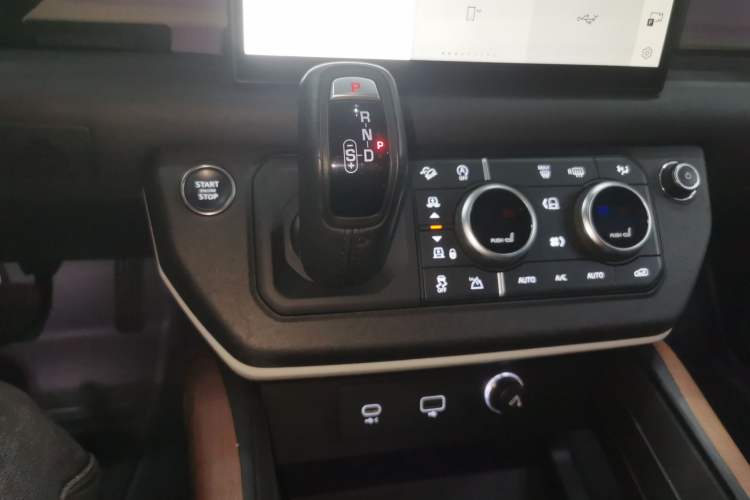 Used Land Rover Defender 2024 110 3.0T P400 X-DYNAMIC HSE Gear Lever
