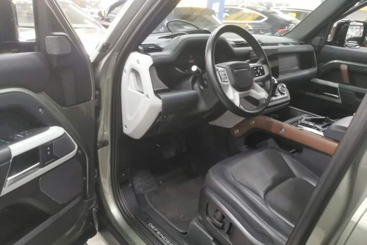 Used Land Rover Defender 2024 110 3.0T P400 X-DYNAMIC HSE Interior 3