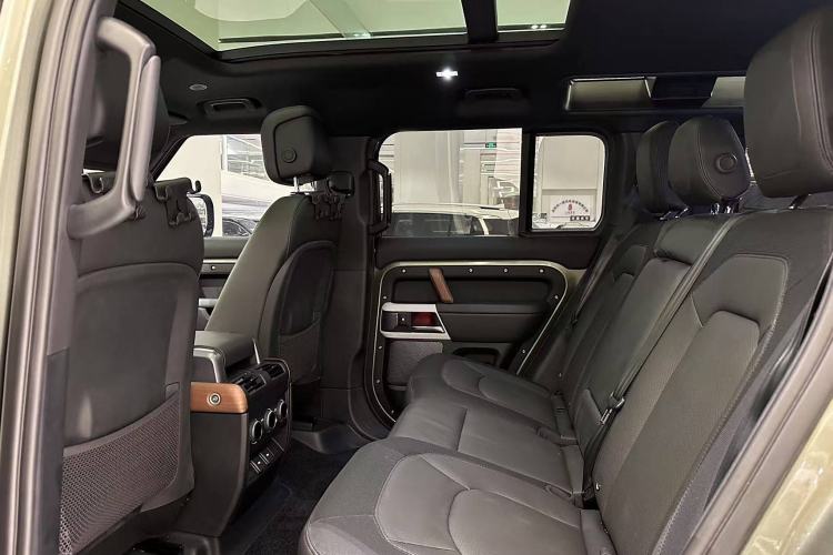 Used Land Rover Defender 2024 110 3.0T P400 X-DYNAMIC HSE Interior 4