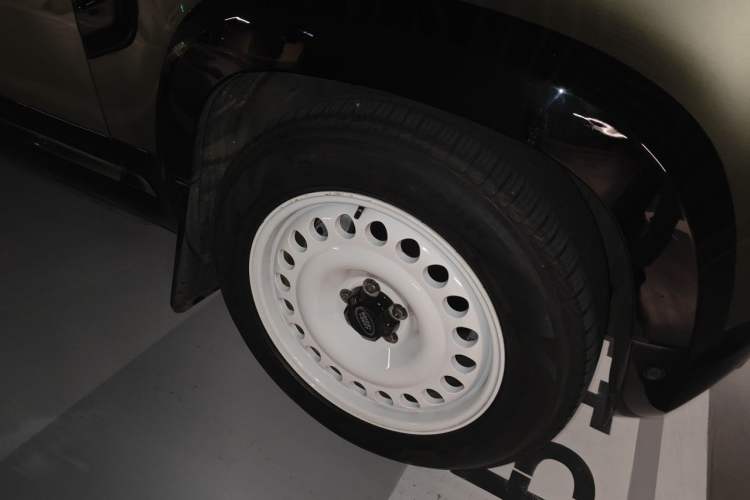 Used Land Rover Defender 2024 110 3.0T P400 X-DYNAMIC HSE Right Front Wheel Hub
