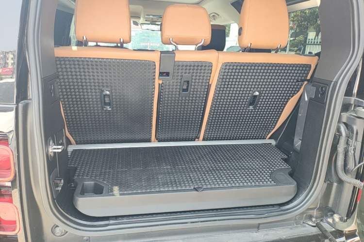 Used Land Rover Defender 2024 90 3.0T P400 HSE Trunk
