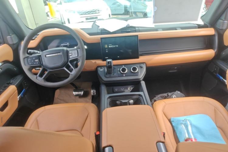 Used Land Rover Defender 2024 110 5.0T V8 Center Console