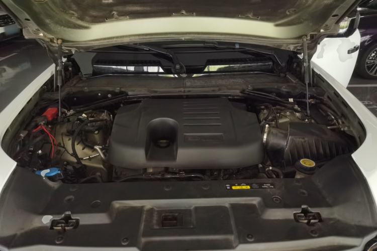 Used Land Rover Defender 2024 110 3.0T P400 X-DYNAMIC HSE Engine Bay