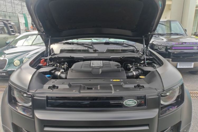 Used Land Rover Defender 2024 110 5.0T V8 Engine Bay