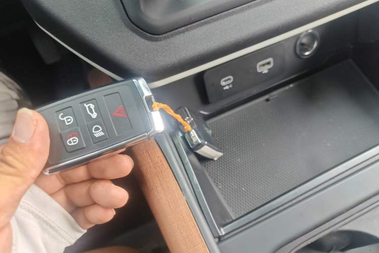 Used Land Rover Defender 2024 110 3.0T P400 Dark Edition Vehicle Key