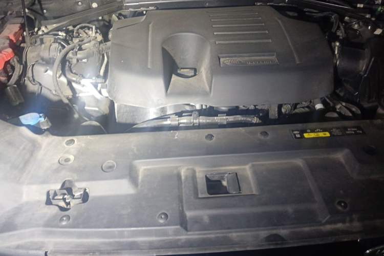 Used Land Rover Defender 2024 110 3.0T P400 X-DYNAMIC HSE Engine Bay