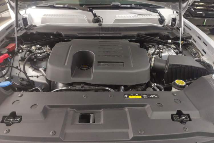 Used Land Rover Defender 2024 110 3.0T P400 X-DYNAMIC HSE Engine Bay