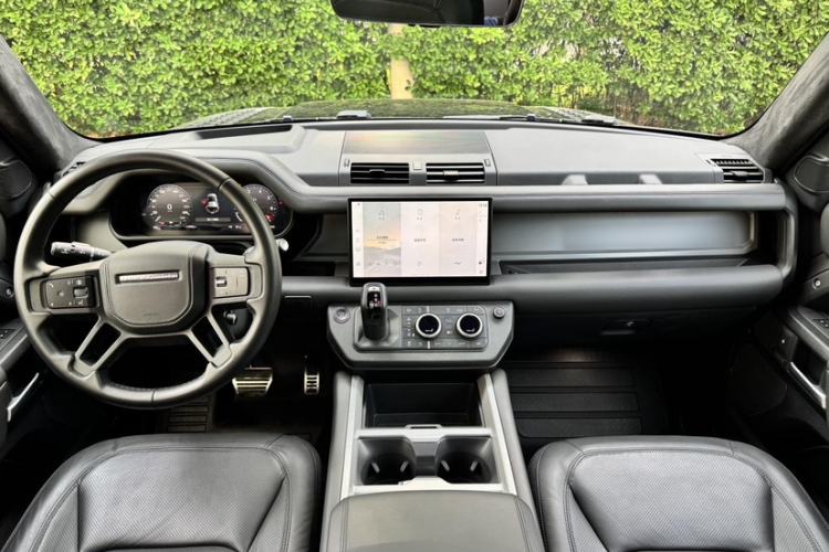 Used Land Rover Defender 2024 110 3.0T P400 X Interior 2
