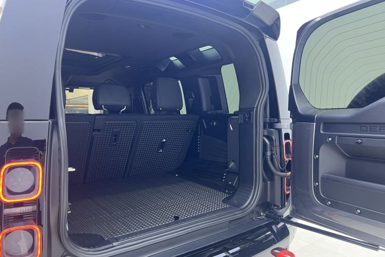 Used Land Rover Defender 2024 110 3.0T P400 X Interior 8