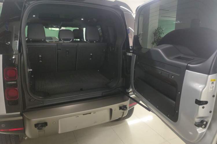 Used Land Rover Defender 2024 110 3.0T P400 X-DYNAMIC HSE Trunk