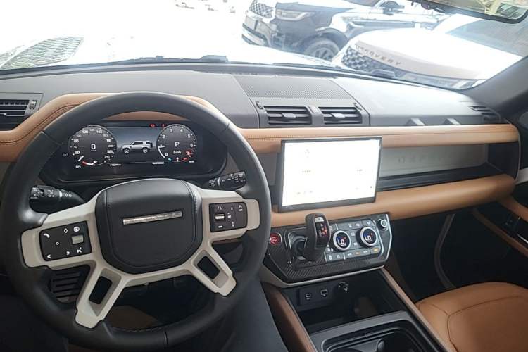 Used Land Rover Defender 2024 90 3.0T P400 HSE Center Console