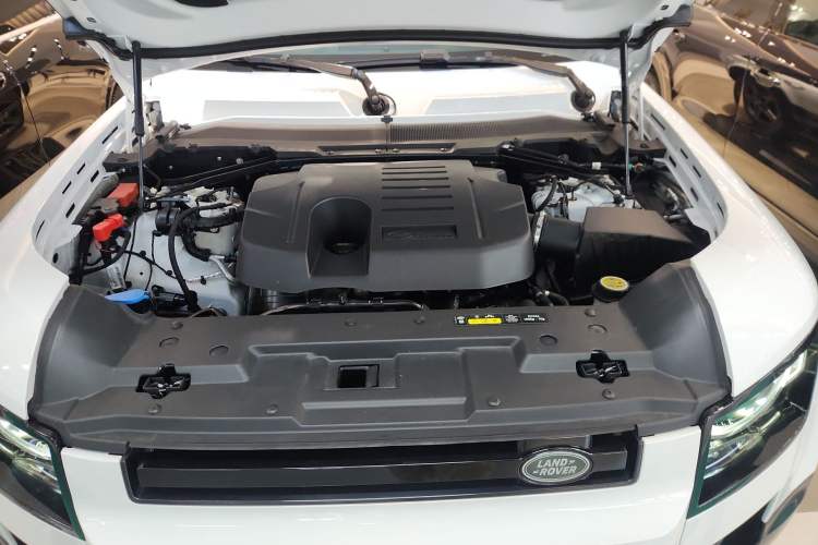Used Land Rover Defender 2024 110 3.0T P400 X-DYNAMIC HSE Engine Bay
