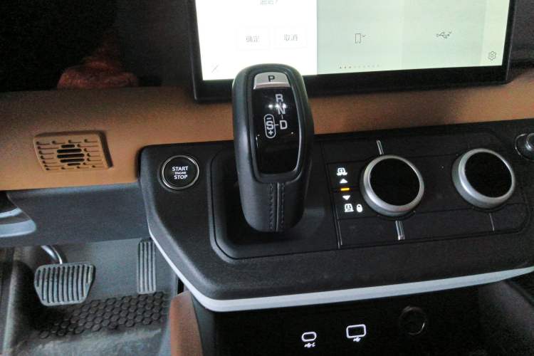 Used Land Rover Defender 2024 110 3.0T P400 X-DYNAMIC HSE Gear Lever