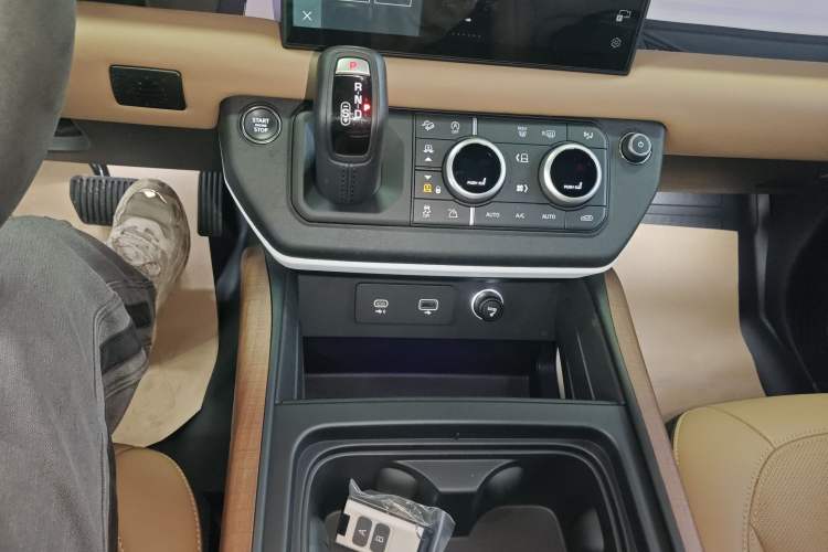 Used Land Rover Defender 2024 110 3.0T P400 Dark Edition Gear Lever