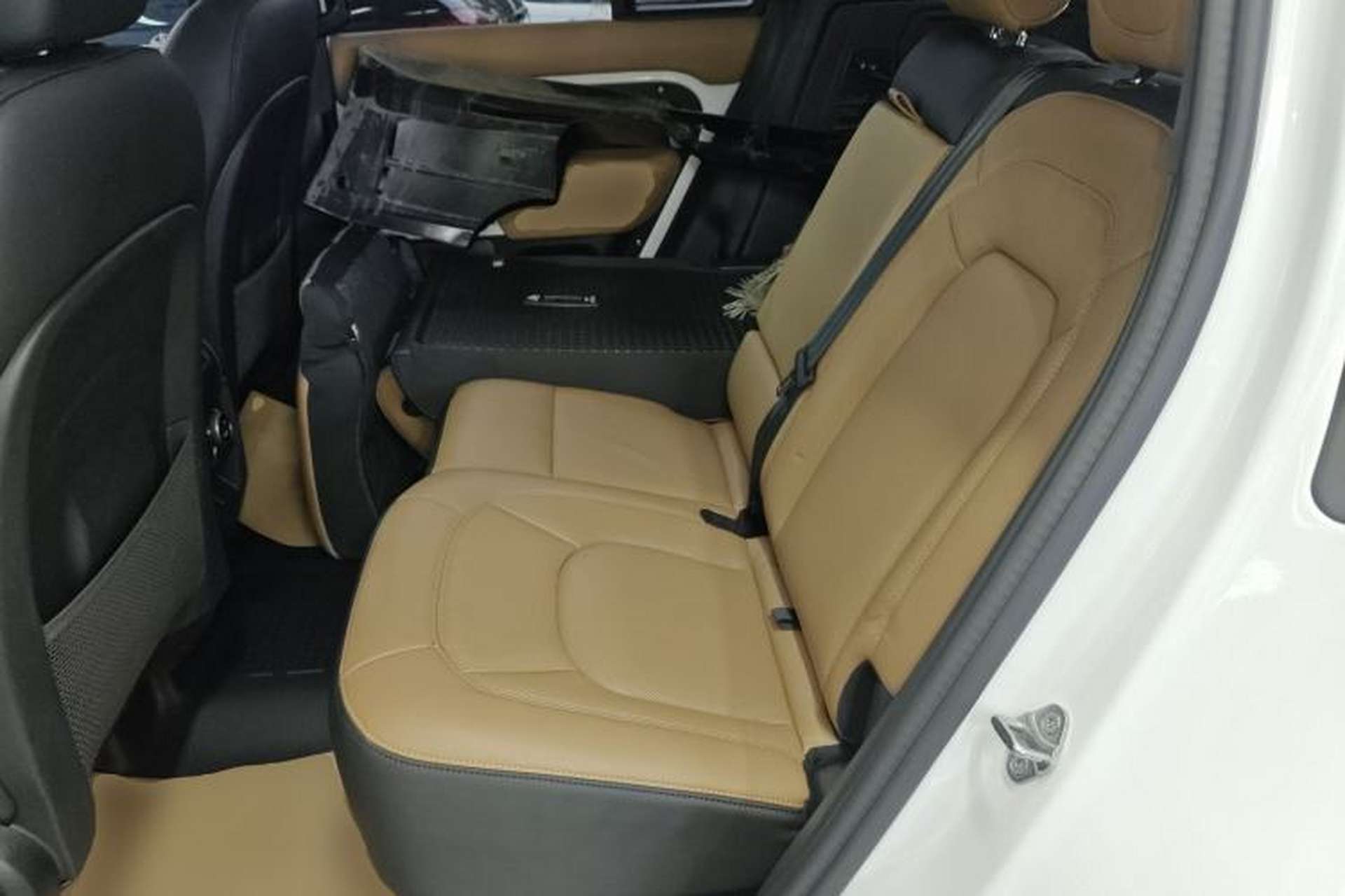 Used Land Rover Defender 2024 110 3.0T P400 Dark Edition Interior 4