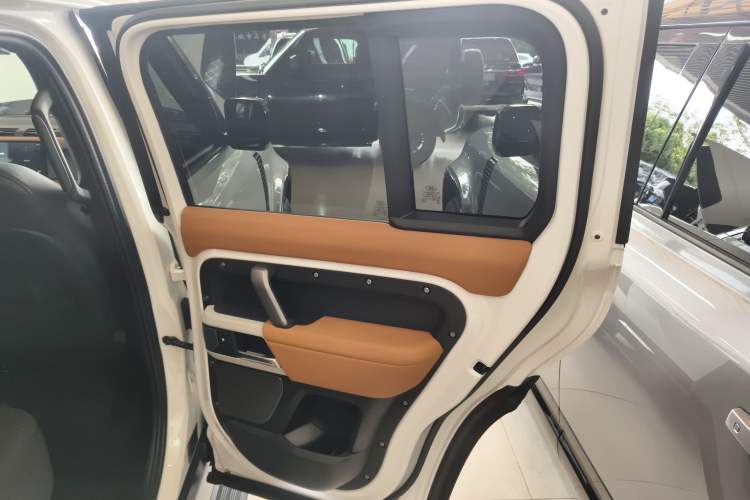 Used Land Rover Defender 2024 110 3.0T P400 X-DYNAMIC HSE Interior 6
