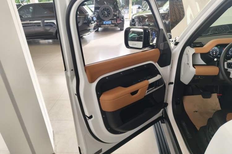 Used Land Rover Defender 2024 110 3.0T P400 X-DYNAMIC HSE Interior 7