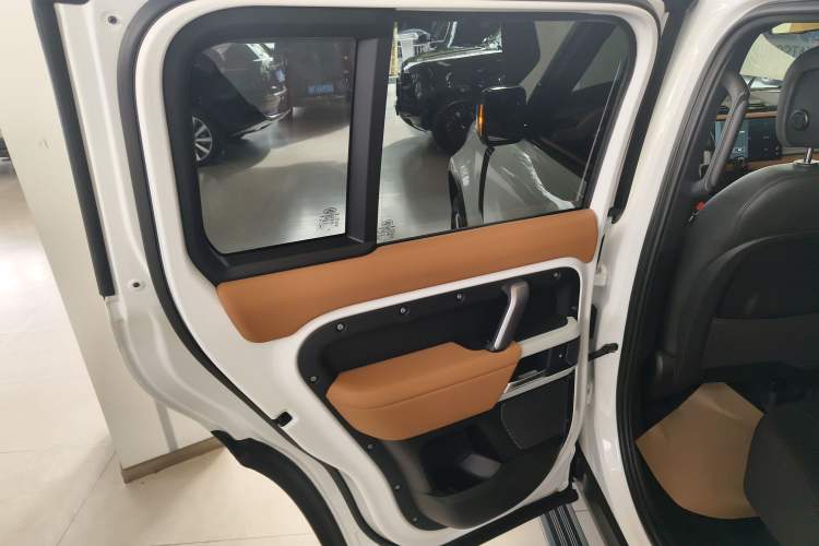 Used Land Rover Defender 2024 110 3.0T P400 X-DYNAMIC HSE Interior 8