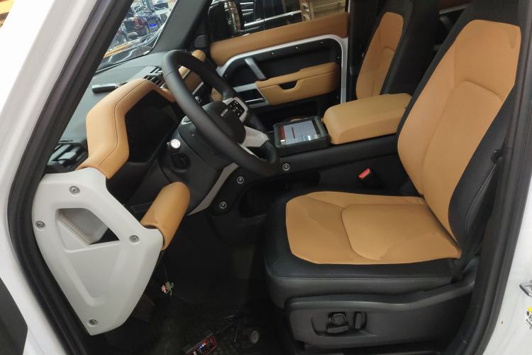 Used Land Rover Defender 2024 110 3.0T P400 X-DYNAMIC HSE Left Front Seat
