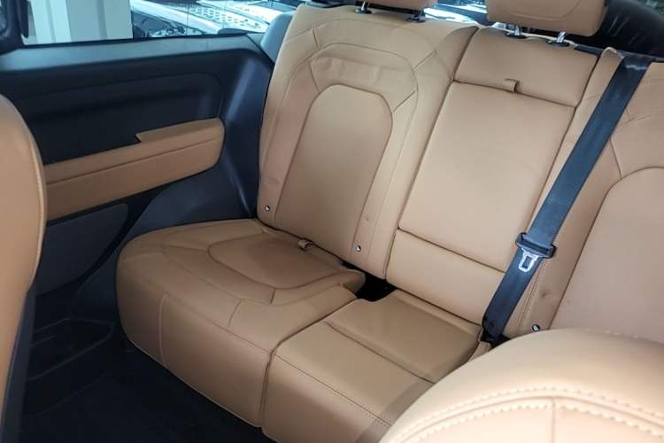 Used Land Rover Defender 2024 90 3.0T P400 HSE Left Rear Seat