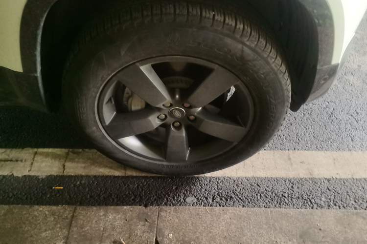 Used Land Rover Defender 2024 110 3.0T P400 X-DYNAMIC HSE Right Front Wheel Hub