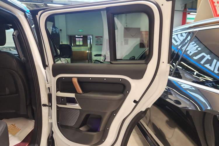 Used Land Rover Defender 2024 110 3.0T P400 X-DYNAMIC HSE Right Rear Door Interior